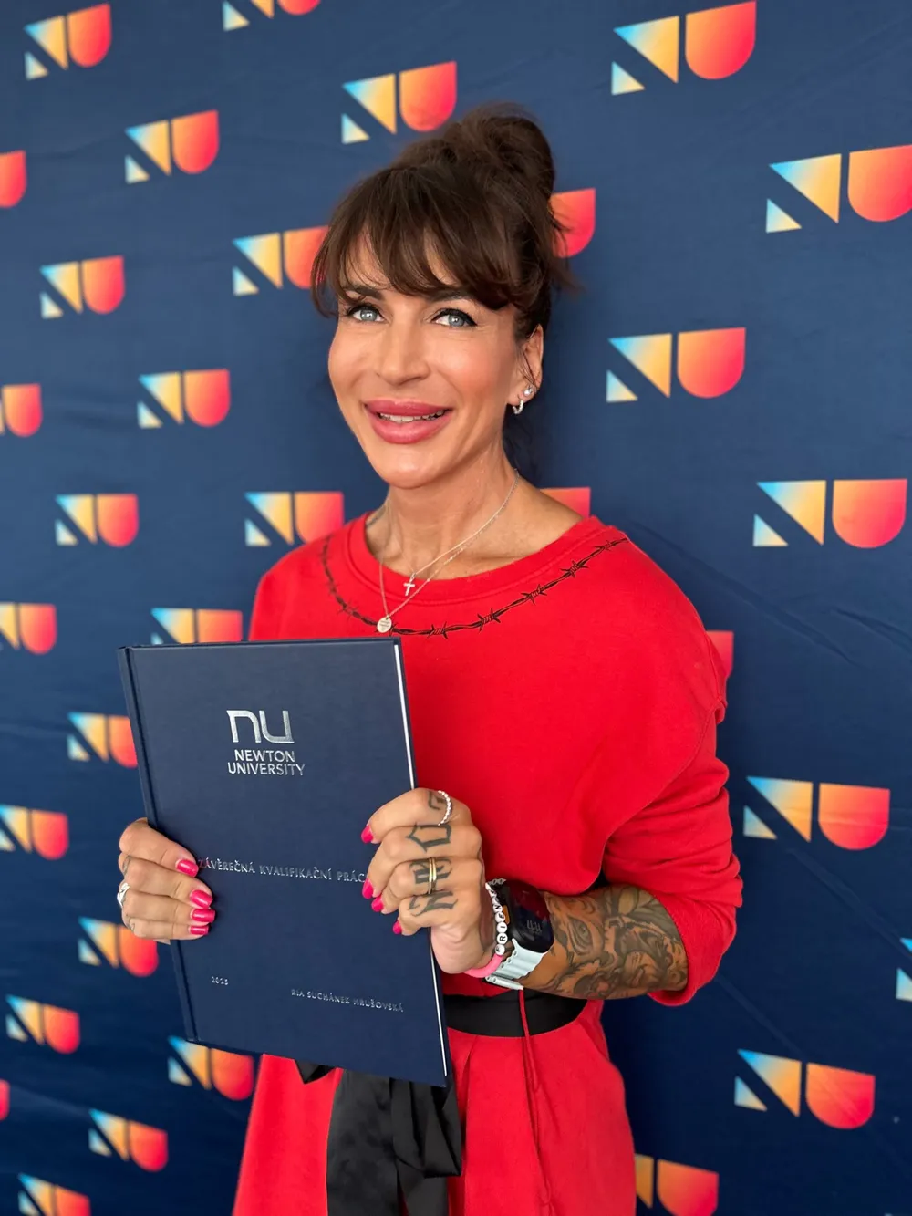 Ria s diplomovou prací z Newton University